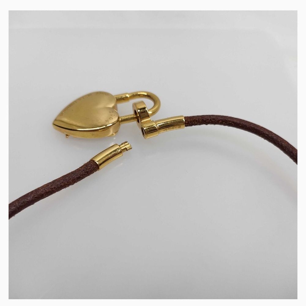 Hermès “Vive L’Idée” heart-shaped cadena padlock on brown leather cord choker - Picture 4 of 6